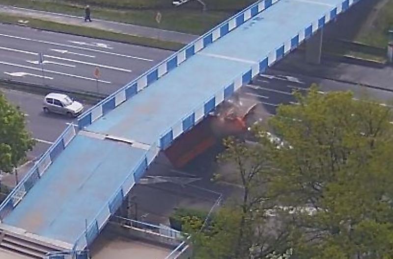 عبور ناموفق کامیون از زیر پل حادثه ساز شد