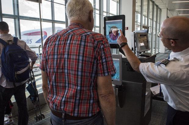 اسکن چهره شهروندان آمریکایی در فرودگاهها اجباری شد