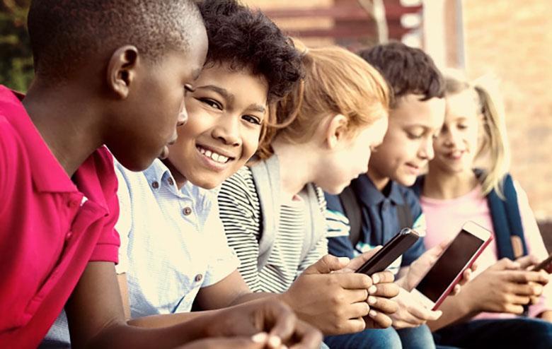 بچه ها از چه سنی می توانند تلفن هوشمند داشته باشند؟