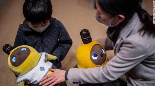 این میلیاردر عجیب و غریب ژاپنی، مایوس از یافتن عشق انسانی، یک شرکت فراوری ربات های اجتماعی، احساسی را خریده تا قلبش را التیام دهد!