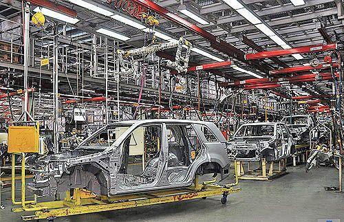 وزرای اقتصاد و صنعت برای پیگیری واگذاری خودروسازی ها از مجلس تذکر دریافت کردند